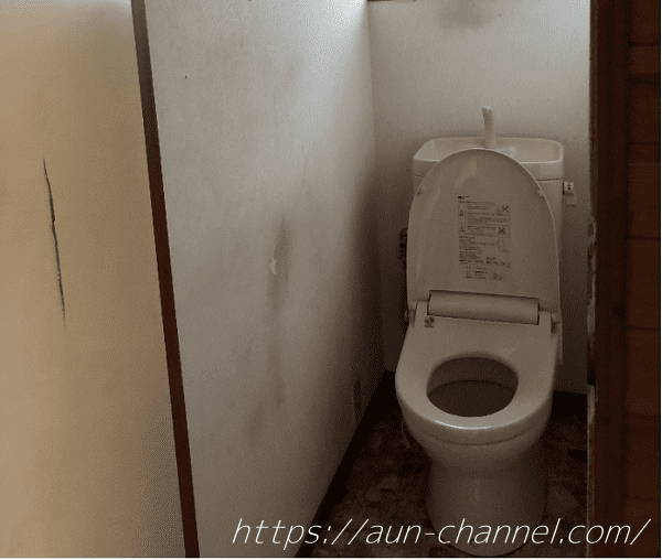 トイレと割れたドア